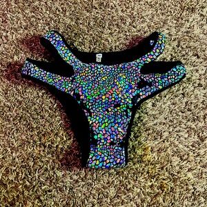Cute iHeartRaves holographic bottoms that will fit size S✨
